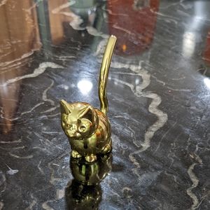 Gold cat ring holder
